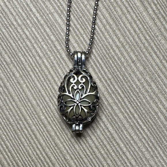 Elegant Silver Pendant Necklace - Picture 2 of 2
